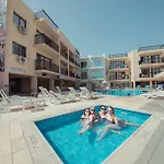 A Maos 4* איה נאפה